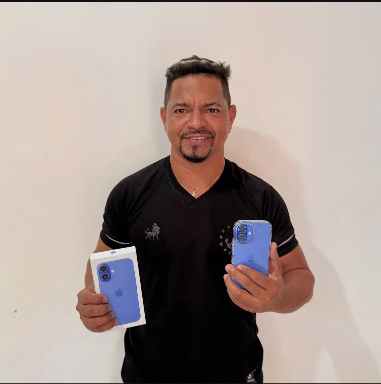 Cliente com iPhone novo